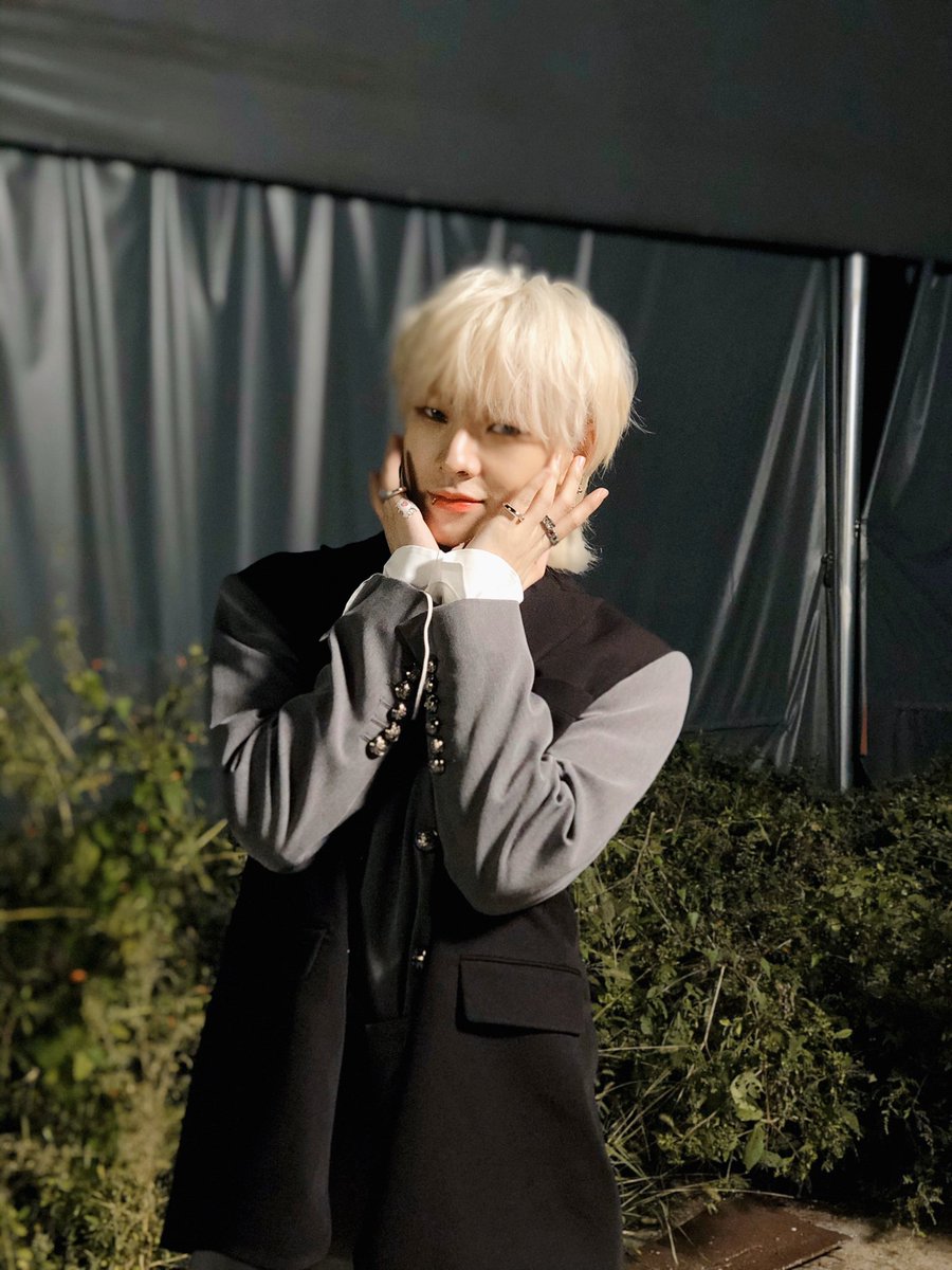 VICTON1109's tweet photo. [#빅톤] 2019년, 빅토니들에게 
하늘만큼 땅만큼
행복한 시간을 선물해준
앨리스 여러분을 위한! 
빅토니들 비하인드 사진 공개 📸
2020년에도 빅토니들과 행복한 시간
많이 많이 만들어요💛🗝💙
앨리스 하.땅.사💕

#VICTON #HappyNewYear2020
#2020년에도_빅토니와_앨리스_행복하자
💛🥺💙 https://t.co/etfyojw1Lb