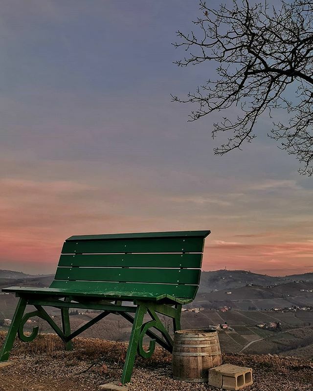 aledandelion's tweet photo. Salutiamo questo 2019 con un fantastico tramonto sulle Langhe dalla big bench verde vicino a Neive. Ciao 2019, benvenuto 2020!

Scattata con Huawei P30 Pro
#riscrivileregole
#makeitpossible
#huaweibrandlover
#takenwithhuawei 
#p30
#p30pro
#huaweip30
#hua… https://t.co/233e5bJriU https://t.co/voWwiMASEW
