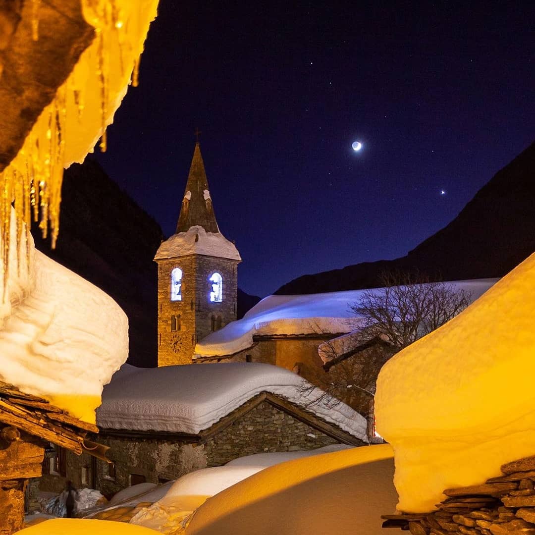 Une magnifique photo du ciel étoilé ⭐ vue depuis le village 🤩 pour vous souhaiter 🎊 une BONNE ANNÉE 2020 🎉 et avec elle, pleins de belles choses ❤