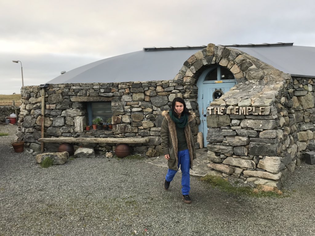 SimonPIngram's tweet photo. Visited the #templecafe Harris today for lunch & although we waited to be served they were just too busy to serve us, so unfortunately we had to give it a miss. Nice place, glorious location, but perhaps a wee bit too popular for its own good! Trouble is we were starving 😝 https://t.co/HyrECIzDY4