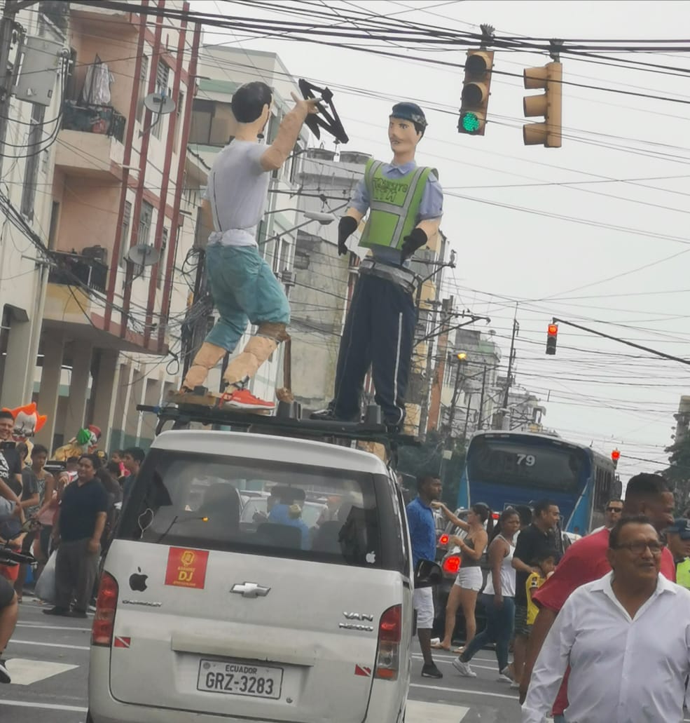 AdiccionAzvl's tweet photo. Y en el segmento #PerlasEnLasCalles la gente se pasa de hdpta😂 https://t.co/dRKYZIRIJk
