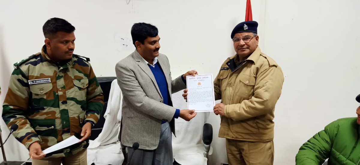 shahjahanpurpol's tweet photo. DM व SP द्वारा #shahjahanpurpol के अधि0/कर्म0गण को अयोध्या वाद प्रकरणके निर्णय व #CAA19 के दौरान अत्यंत लगन/निष्ठा से जनपद मे शान्ति/सौहार्दपूर्ण वातावरण बनाये रखने हेतु प्रशस्ति पत्र प्रदान कर सम्मानित किया गया तथा आभार व्यक्त करते हुए उज्जवल भविष्य की शुभकामनायें दी। #uppolice https://t.co/X7FBt8D4Rz