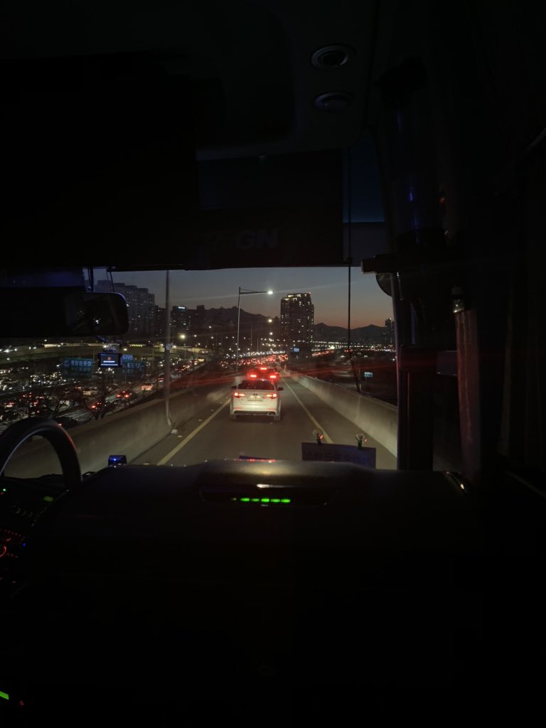 올해 마지막 노을
5시퇴근해놓고 판교에서 홍대까지 두시간걸려 버스타느라 ㅋㅋㅋㅋㅋㅋㅋㅋㅋ 버스에서 노을봄..^^