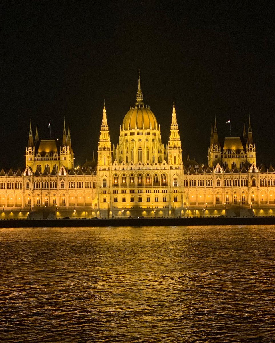 wsschlosser's tweet photo. Aaaand @EP_Budapest comes alive at night too! #Budapest #myBudapest #IWantMyTimeWithYou 🇭🇺❤️
#HNY2020 https://t.co/l7MCbnAAkn