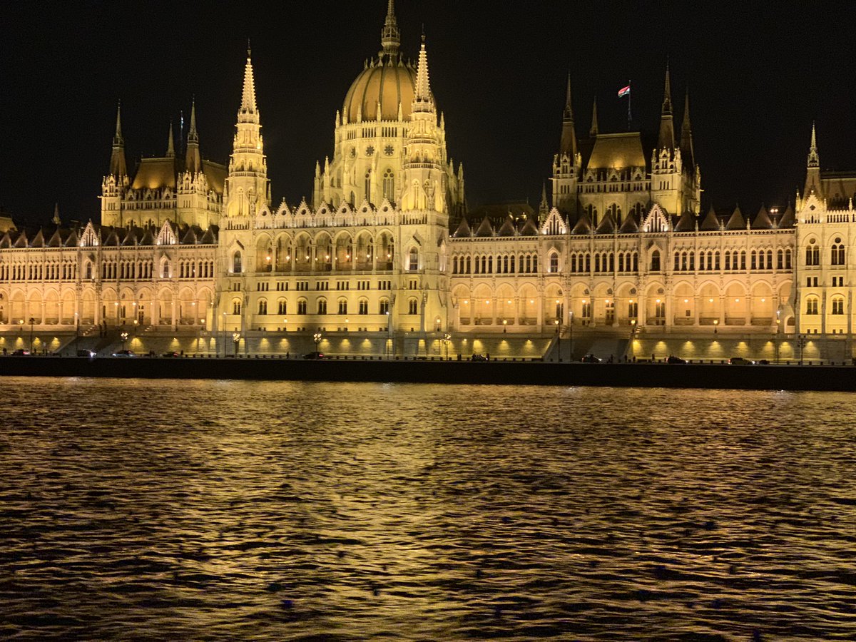 wsschlosser's tweet photo. Aaaand @EP_Budapest comes alive at night too! #Budapest #myBudapest #IWantMyTimeWithYou 🇭🇺❤️
#HNY2020 https://t.co/l7MCbnAAkn