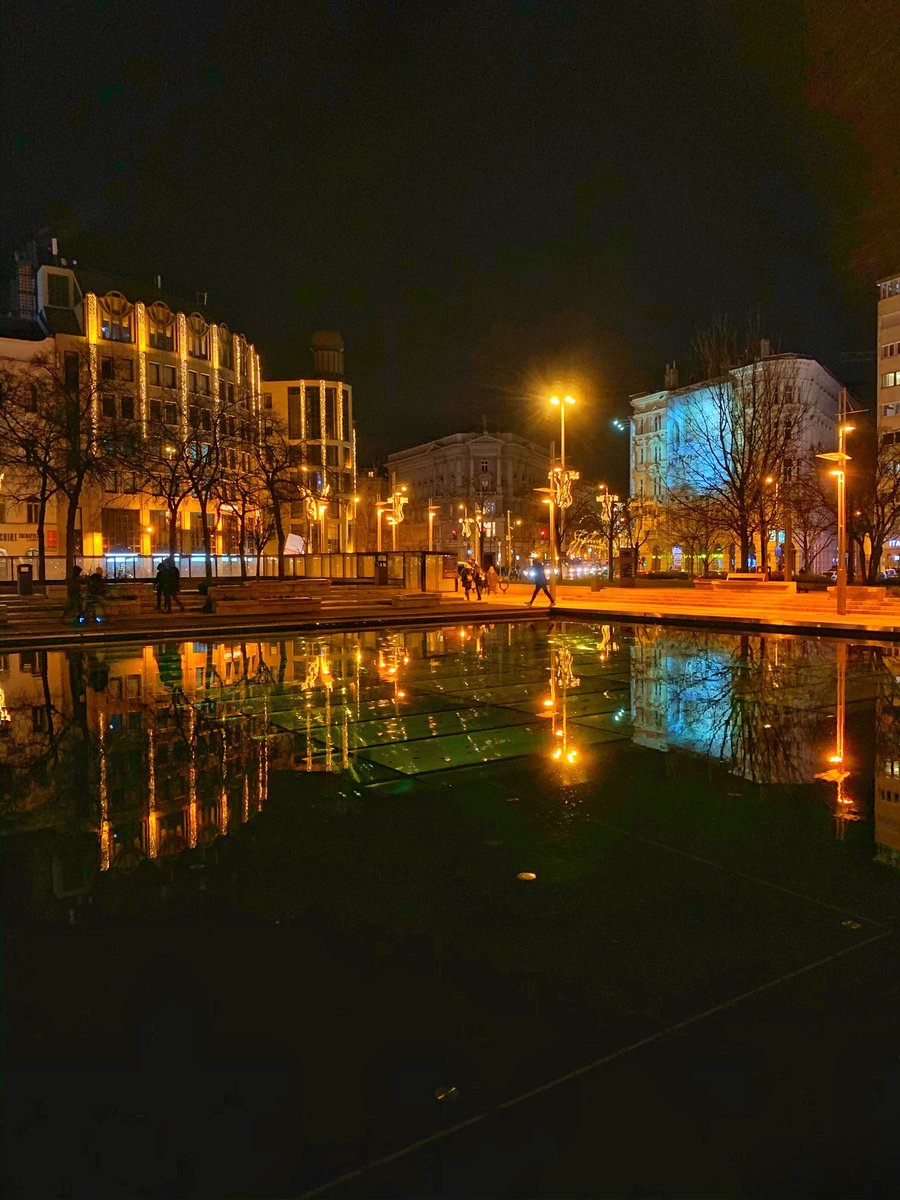 wsschlosser's tweet photo. Aaaand @EP_Budapest comes alive at night too! #Budapest #myBudapest #IWantMyTimeWithYou 🇭🇺❤️
#HNY2020 https://t.co/l7MCbnAAkn
