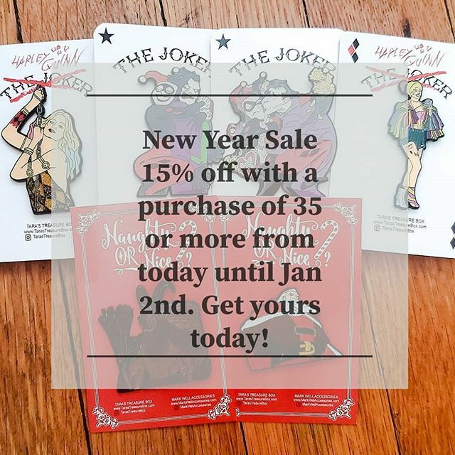 TaraTreasureBox's tweet photo. It's our New Year sale on etsy running from today until Jan 2nd. Get your pin today at treasurebox by Tara! Oh yea HAPPY NEW YEAR! 🎆🎇✨🎉🎊 #HARLEYQUINN #dccomics #madlove #pins #pindrop #pinoftheday #harleyquinncosplay #harleylovesjoker #madlove #p… https://t.co/gJNLoNRYcx https://t.co/Y2AZlmiy0J