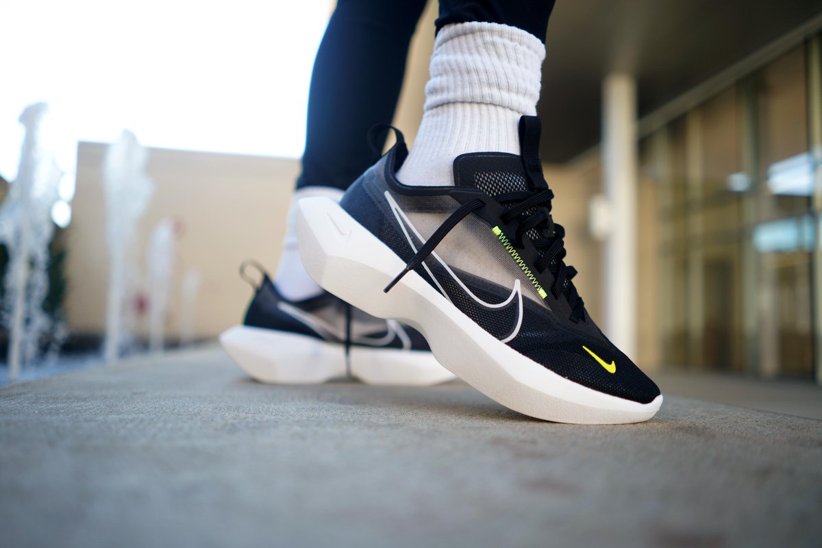 black nike vista