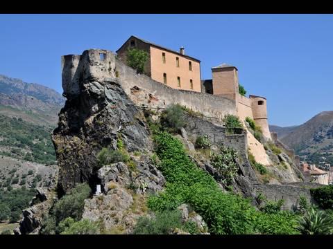 Le guide géolocalisé pour smartphone vous fait découvrir Corte sur m-ici.com/20-corte  Citadelle de Corte