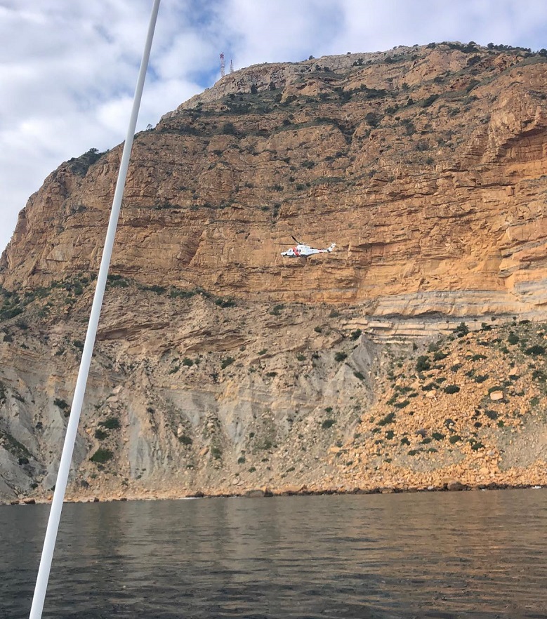 salvamentogob's tweet photo. Aviso @GVA112 sobre buzo desaparecido faro Albir. Nuestro centro #Valencia moviliza helimer 202, salvamar Mirfak y GEAS. @guardiacivil #Alicante informa que buzo ha aparecido a salvo en tierra. Se desmovilizan las unidades y  regresan base. Foto helimer por Diego Bauluz/Gracias! https://t.co/LmrESCIbRC