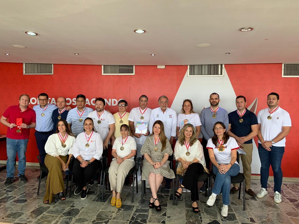 desarrollo_atl's tweet photo. Hoy por parte el @gobatlantico @veranodelarosa nuestro Sec. @desarrollo_atl @pechysantos recibió junto a todo el gabinete Dptal reconocimiento por la ardua labor, desempeñó, sentido de pertenencia en frente de la Secretaría de Desarrollo Económico. https://t.co/idPvrURUIw