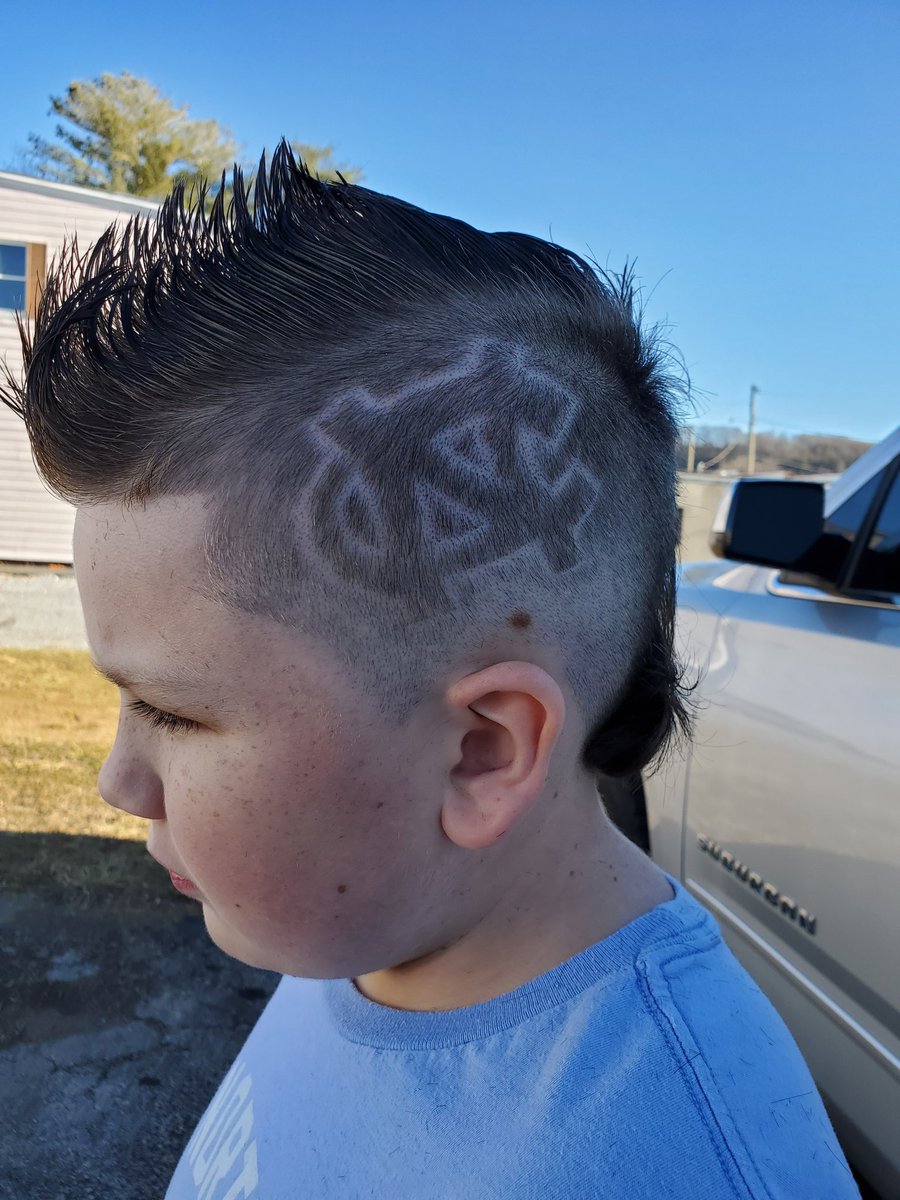 KelliBuckner22's tweet photo. Z's barber is THE BEST!! @HeavyChevy1984 hooked him up for the #TarHeels holiday camp today! @GoHeels
#TarHeelNation
#GoHeels
#flycut
#barbers https://t.co/FTXZgOYTnx