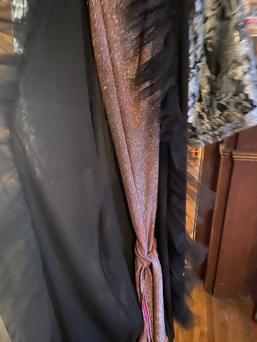 the_fun_diva's tweet photo. Just in time for the new roaring ‘20s, I crafted this overcloak with a sparkly rose gown to usher in the opulent life. #opulence #youowneverything https://t.co/OrexppREfH