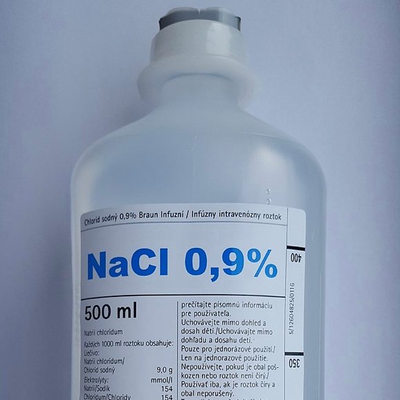 1/There seems to be an association between the use of "normal" saline and acute kidney injury (when compared with other IV fluids).Why would that be? #medthread  #medtwitter  #tweetorial