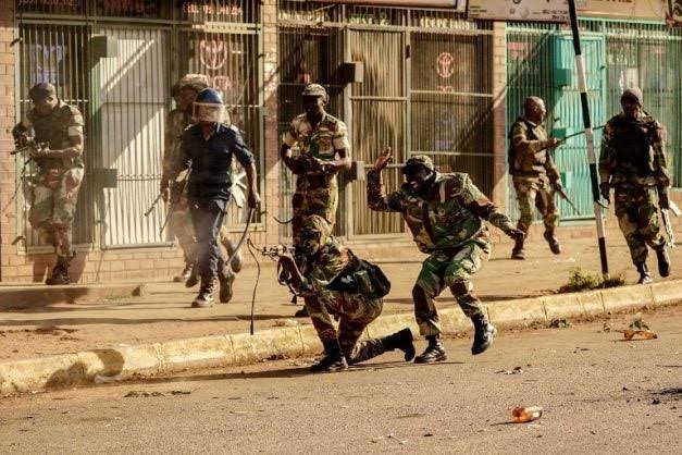 hbanhire's tweet photo. @nickmangwana @NickDyira #ThirdForce & #45DegreeAngle in one take: https://t.co/hEMvdOtQAb