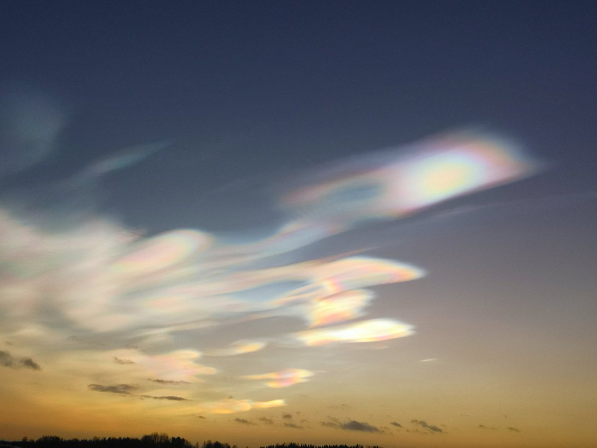 AmySolitudeStar's tweet photo. What do we say about this sky😍🤩 #PolarStratosphericClouds #PÄRLEMORMOLN #nofilter #Sweden #homesweethome #sky #rainbow #northernsweden #nofilterneeded #norrland #happynewyear2020 https://t.co/a3e0v5RTvV