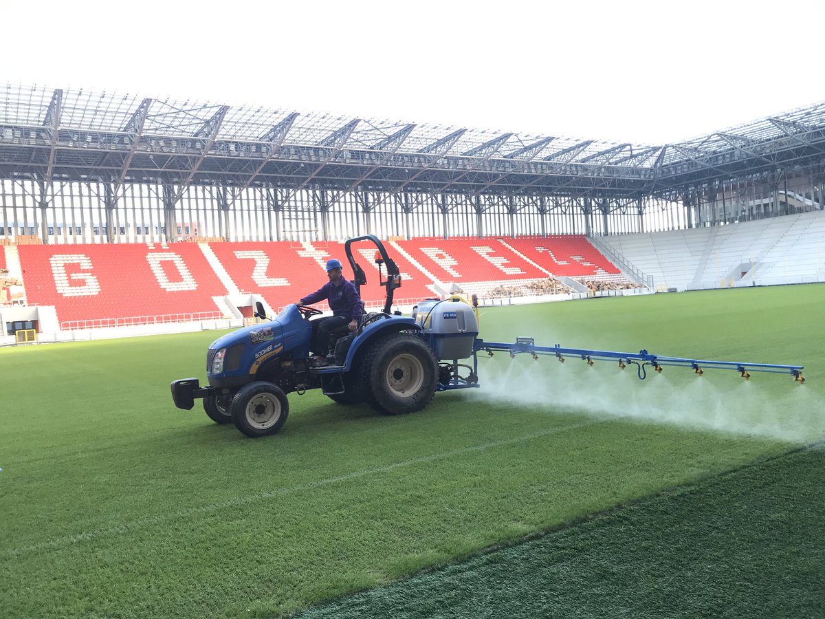 Berkay_Sezen's tweet photo. 2020 ye doğru ekip son dokunuşları yapıyor.Shockpadler serildi,halılar yapıştırıldı.Haftaya #SISGrade EPDM dolgu yapılacak. Bakıma devam. SISAIR Alttan Havalandırmaya devam. @Goztepe İyi seneler!
Last touches throuhh 2020 by crew!
#göztepe
#SISAIR
#SISHEAT
#SISGRASS
@SISPitches https://t.co/I0eQg9IH6Q