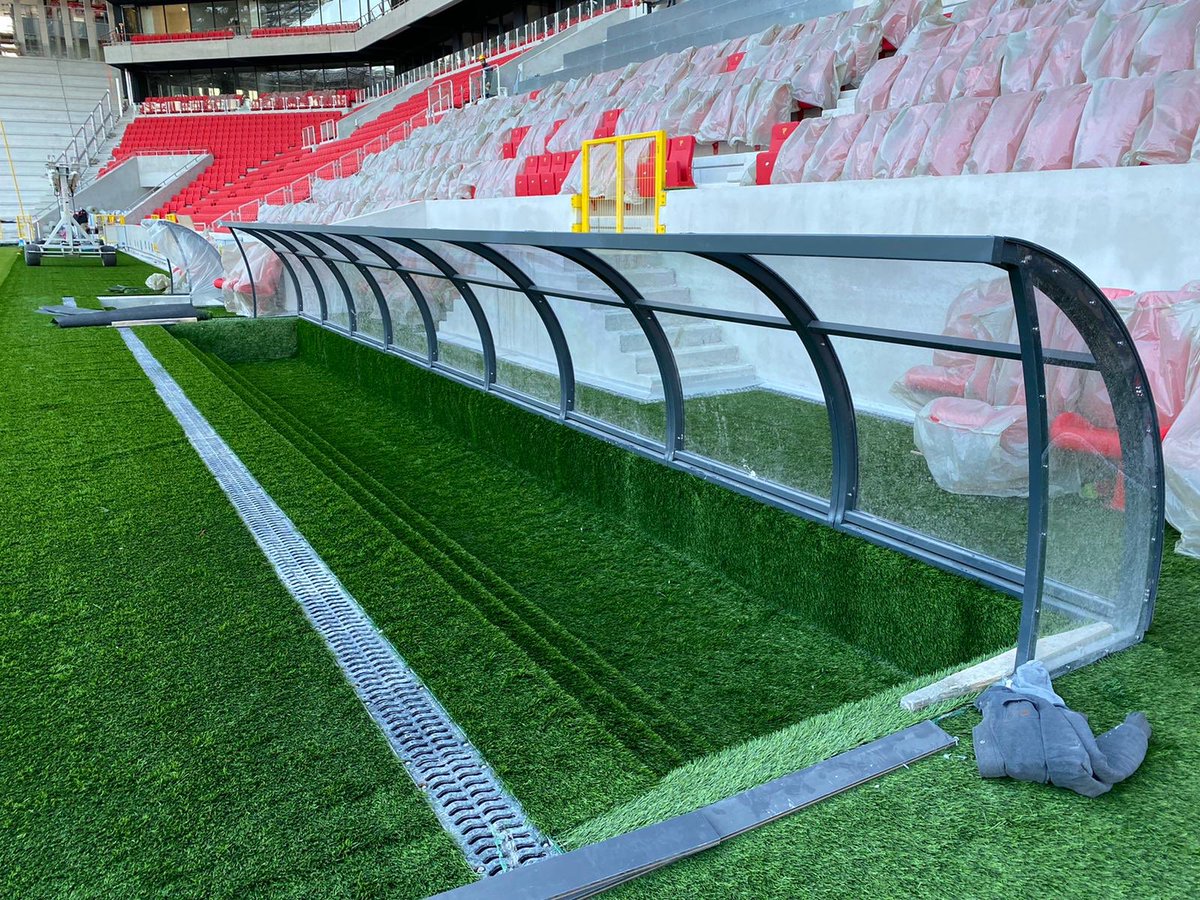 Berkay_Sezen's tweet photo. 2020 ye doğru ekip son dokunuşları yapıyor.Shockpadler serildi,halılar yapıştırıldı.Haftaya #SISGrade EPDM dolgu yapılacak. Bakıma devam. SISAIR Alttan Havalandırmaya devam. @Goztepe İyi seneler!
Last touches throuhh 2020 by crew!
#göztepe
#SISAIR
#SISHEAT
#SISGRASS
@SISPitches https://t.co/I0eQg9IH6Q
