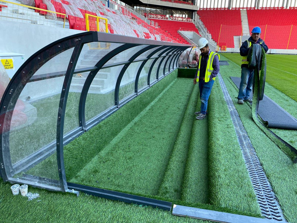 Berkay_Sezen's tweet photo. 2020 ye doğru ekip son dokunuşları yapıyor.Shockpadler serildi,halılar yapıştırıldı.Haftaya #SISGrade EPDM dolgu yapılacak. Bakıma devam. SISAIR Alttan Havalandırmaya devam. @Goztepe İyi seneler!
Last touches throuhh 2020 by crew!
#göztepe
#SISAIR
#SISHEAT
#SISGRASS
@SISPitches https://t.co/I0eQg9IH6Q