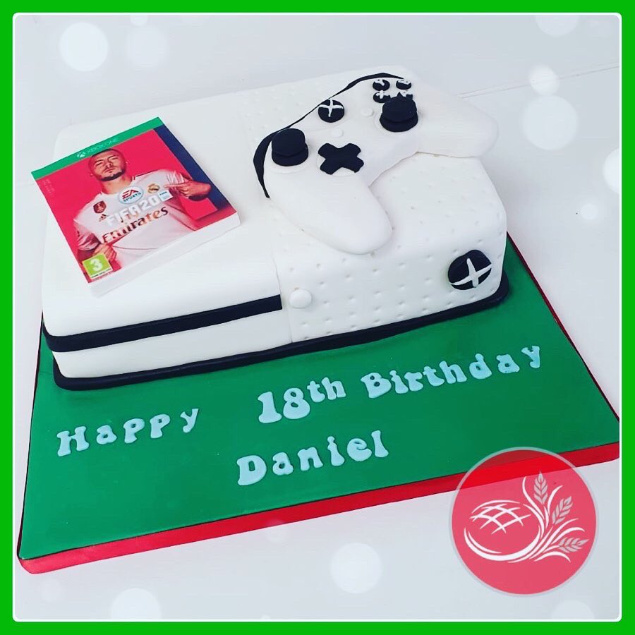 RobinsonsBakes's tweet photo. We have no idea what happened to 2019? The last time we looked it was early November @thecakeshows and now it’s the final day of the year - wow #slimecake #dripcake #xboxcake #bespokecakes #westmidlands ... https://t.co/vjsBI996sA