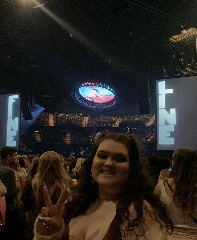 keepdriving420's tweet photo. — 𝐢 𝐝𝐨𝐧’𝐭 𝐤𝐧𝐨𝐰 𝐰𝐡𝐨 𝐬𝐡𝐞 𝐢𝐬 (𝐬𝐡𝐞!) #heautifulharries https://t.co/YG6RekEtIK
