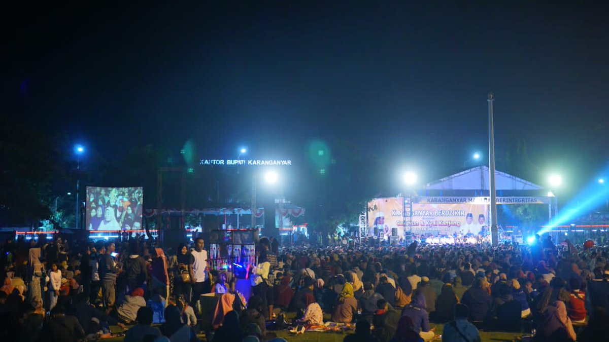 Sinau bareng Cak Nun dan KiaiKanjeng di alun-alun Karanganyar malam ini (31/12) dirasa spesial bagi masyarakat, menjadi momen penutup 2019 yang indah. #MaiyahKaranganyar