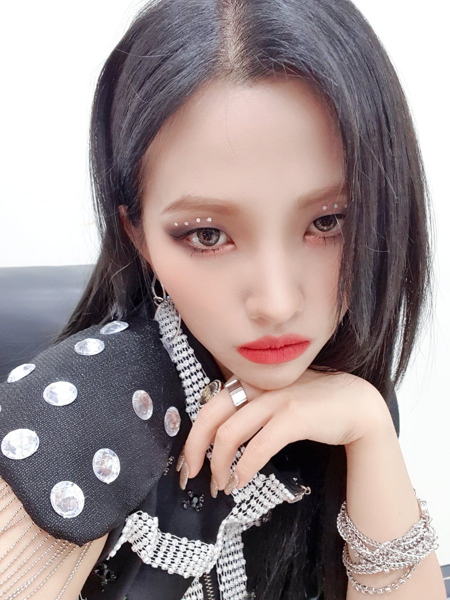 official_i_dle's tweet photo. [#소연] 네버랜드 새해 복 많이 받아요~~~♡ 데뷔한 다음부터 우리 네버랜드 덕분에 매년 행복했단 생각이 드는 것 같아요! 2019년도 우리 네버랜드 정말 고마웠어요♡ 2020년 더욱 즐거움을 줄 수 있는 아이들이 될테니까 많이 사랑해주세요♡♡ 같이 건강하고 행복합시다♡

https://t.co/u2UhWg0ijE https://t.co/cJacYgn4LU
