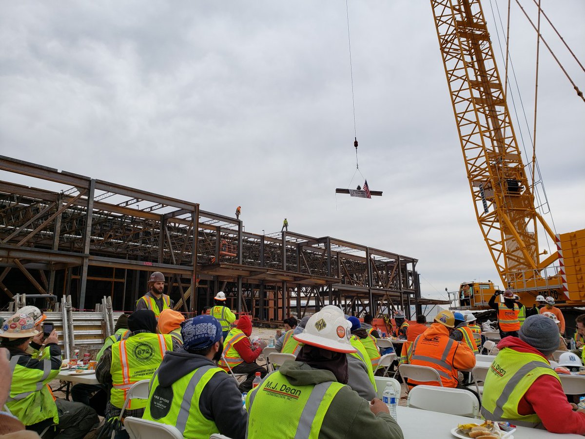 MMCContractors's tweet image. The Las Vegas team recently celebrated the topping off of the World Market Center expansion. This 350,000 square-foot expo center features new exhibition and meeting spaces for corporate and private events, tradeshows, and large local markets. #ToppingOff #LasVegas