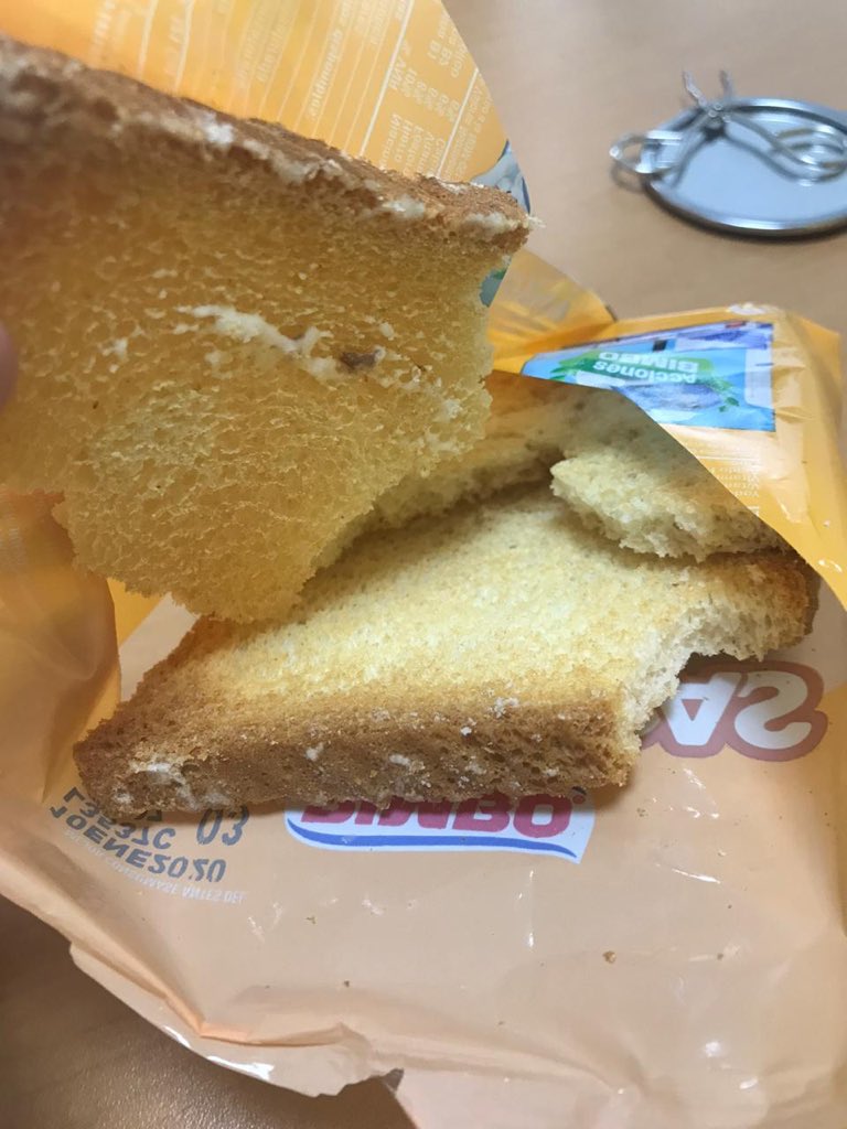 Aust1nP0wrs's tweet photo. Qué pasó @BimboMx con tus #Rebanadas, vienen vacías crema, de que se trata? Porque engañar de esa manera al público con su producto incompleto? https://t.co/GtBmPvpnLO