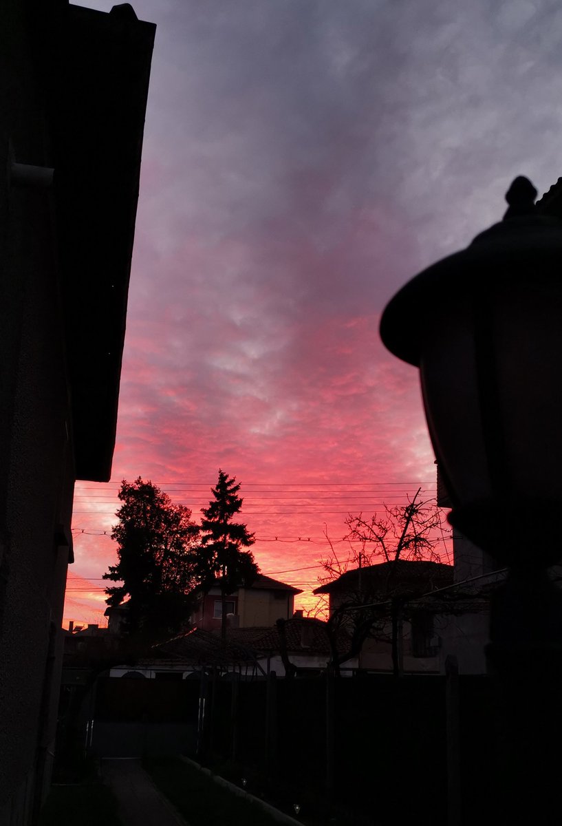 Villy_N_BG's tweet photo. 2019 си отиде зашеметяващо... #sunset2019 #lastdayof2019 #lastdayoftheyear #sunset https://t.co/Sf8mpwKpwQ