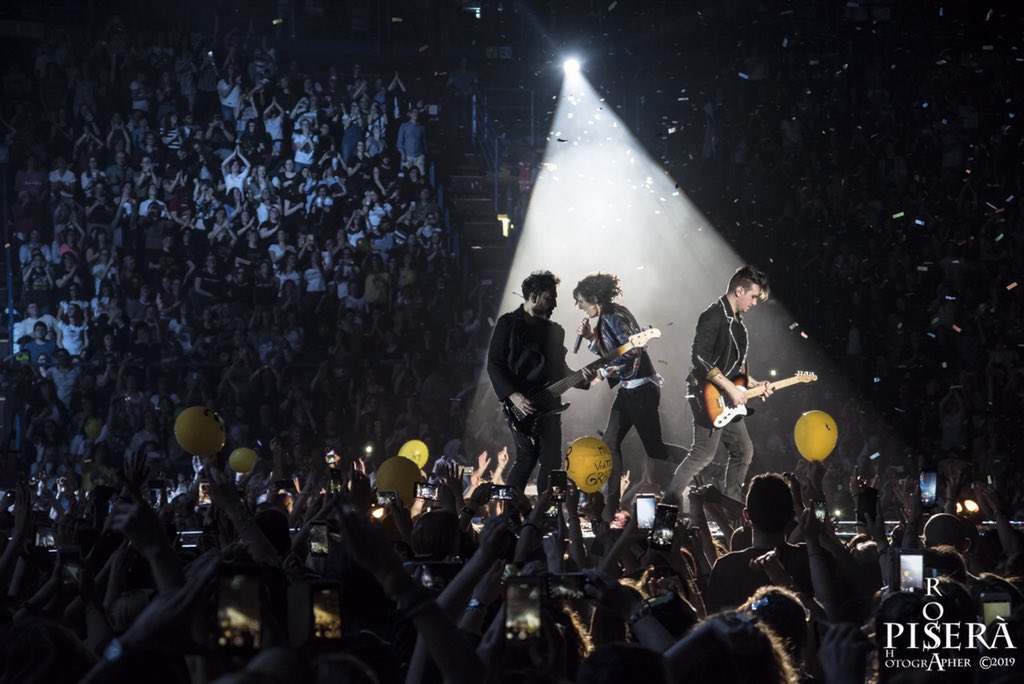 MetaErmal's tweet photo. È stato un 2019 bellissimo. Tanta musica e ho viaggiato molto. Mi sono caricato e non vedo l’ora di disarmarmi con voi. Buon 2020! 🎉🌹 https://t.co/PQP6yOZeDG