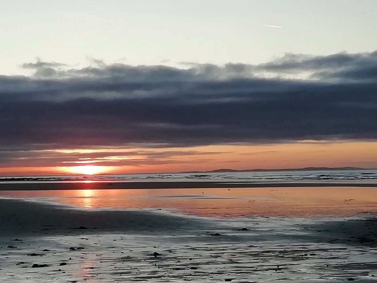 skysketcher's tweet photo. Last sunset of the decade. Happy New year to all the people and animals on the Good Earth. #Mayo #Crossbeach #Louisburgh #Ireland #Earth #Sunset https://t.co/nV9RQ2c0oK