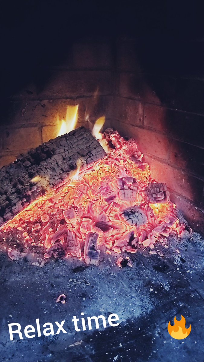 FaustSanchez's tweet photo. Esperant les últimes hores de l'any. #family #kintillus https://t.co/nRa9V1RGzO
