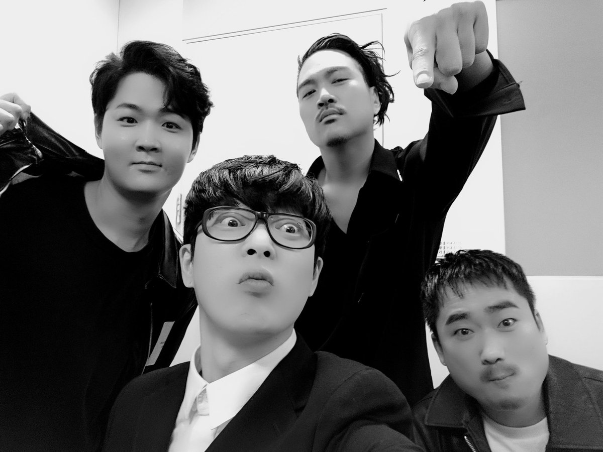 guckkasten_V's tweet photo. 적지 않�� 성과와 적지 않은 이변과 적지 않은 고통과 행복으로 꽉 채운 2019년이었습니다.
이제 우리는 떠나 보낼 줄 아는 지혜와 저 너머의 새로운 것을 맞이할 용기가 필요합니다. https://t.co/RhvCHvjhai