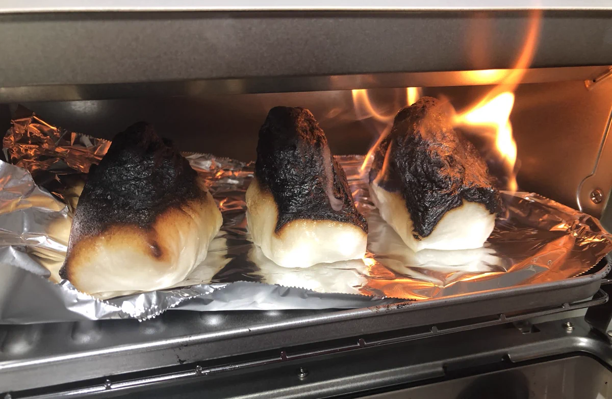 新年早々からお餅を焦がしてしまった！！真っ黒になってる～ｗｗｗ