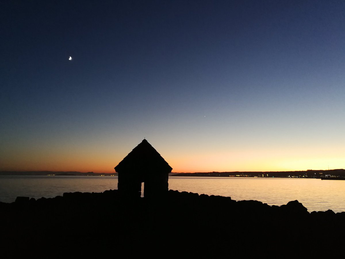 Jacmor63's tweet photo. Stunning last sunset of the decade. Counting my blessings to live in Scotland. Wrote 861 words today as well! #sunset2019 #scotland #hogmanay #amwriting #WritingCommunity All best with everything for 2020. https://t.co/Y3HA67O9k3