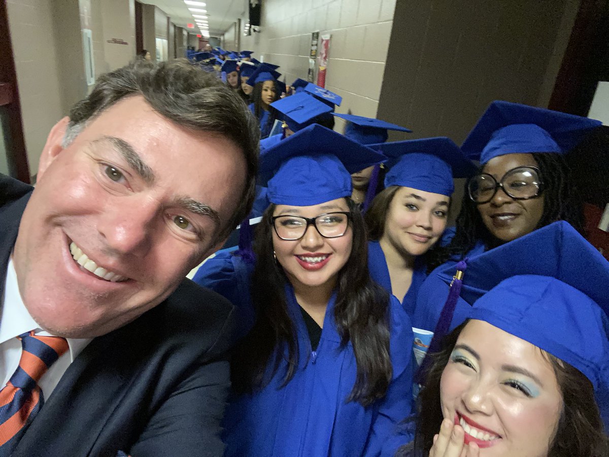 ericbingtx's tweet photo. As 2019 comes to a close I am always excited to see our new grads step into the healthcare field and serve our communities.  Here is to 2020! 🎓 https://t.co/16vVCdpiYr