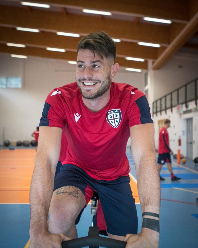 AlbertoCerri27's tweet photo. Si conclude un 2019 ricco di emozioni fra alti e bassi ma sempre cercando di lottare con il sorriso! Grazie a tutti per il supporto!! Continuamo cosi anche nel 2020 💪🏻🎉🔴🔵 #forzaCasteddu #BuonAnno https://t.co/BoY0OrSgDB