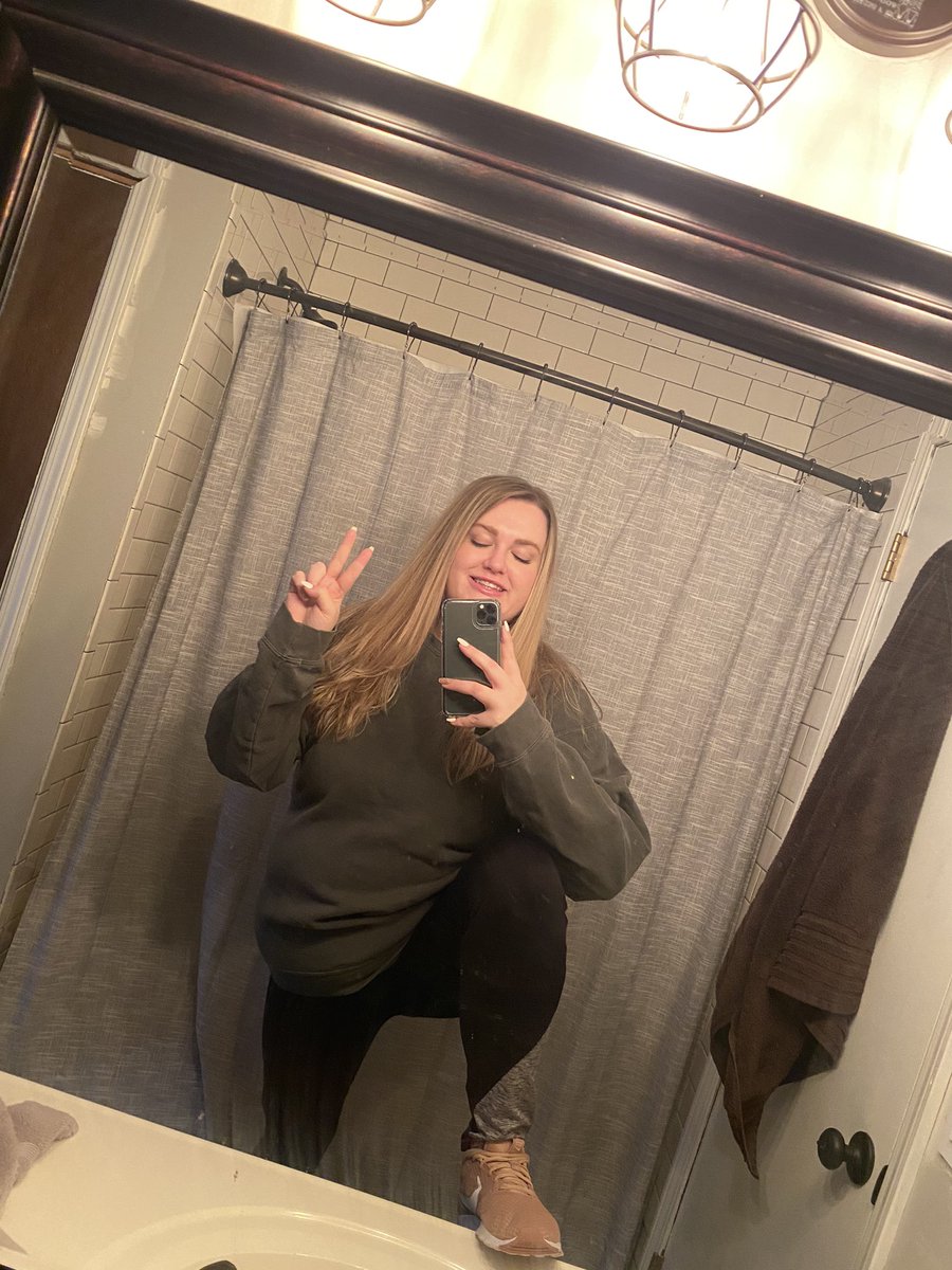 virgomakeup1's tweet photo. It’s not much, but it’s still a sucess! I haven’t worn this sweater in close to two years and now it’s baggy and comfy and I’m proud. 💕 2020 watch the fuck out. 👊🏻 #weightloss #HealthyLiving #pcos #selflove https://t.co/p8XuwPYdIu
