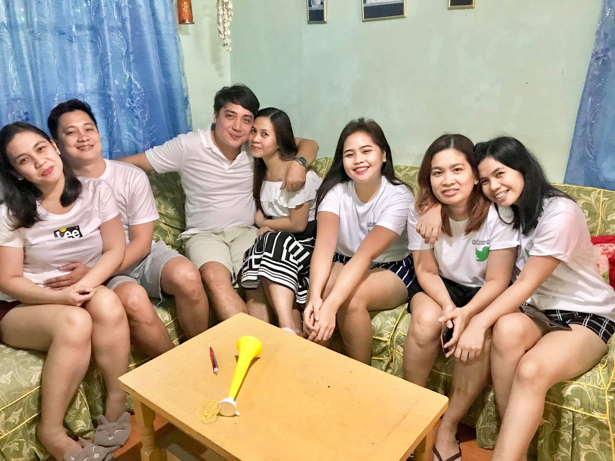 marielledecc's tweet photo. Happy New Year! ❤💙💚💛💜 https://t.co/NVdCQstIAW