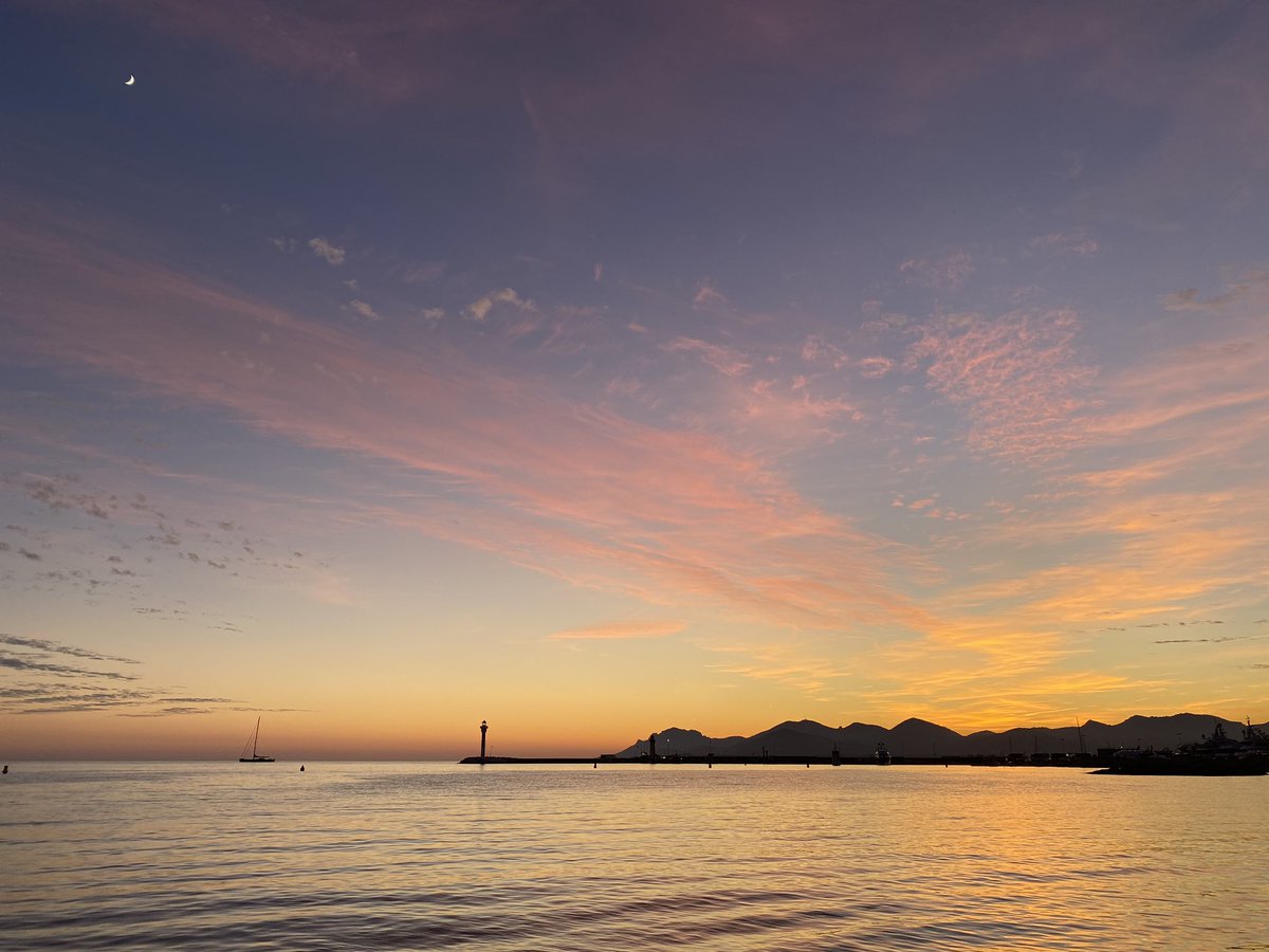 eye_of_sabrina's tweet photo. Le ciel de #cannes à l’aube de 2020 😍 #cannesismagic @villecannes @davidlisnard @ProCotedazur https://t.co/1hkzzyIBv6