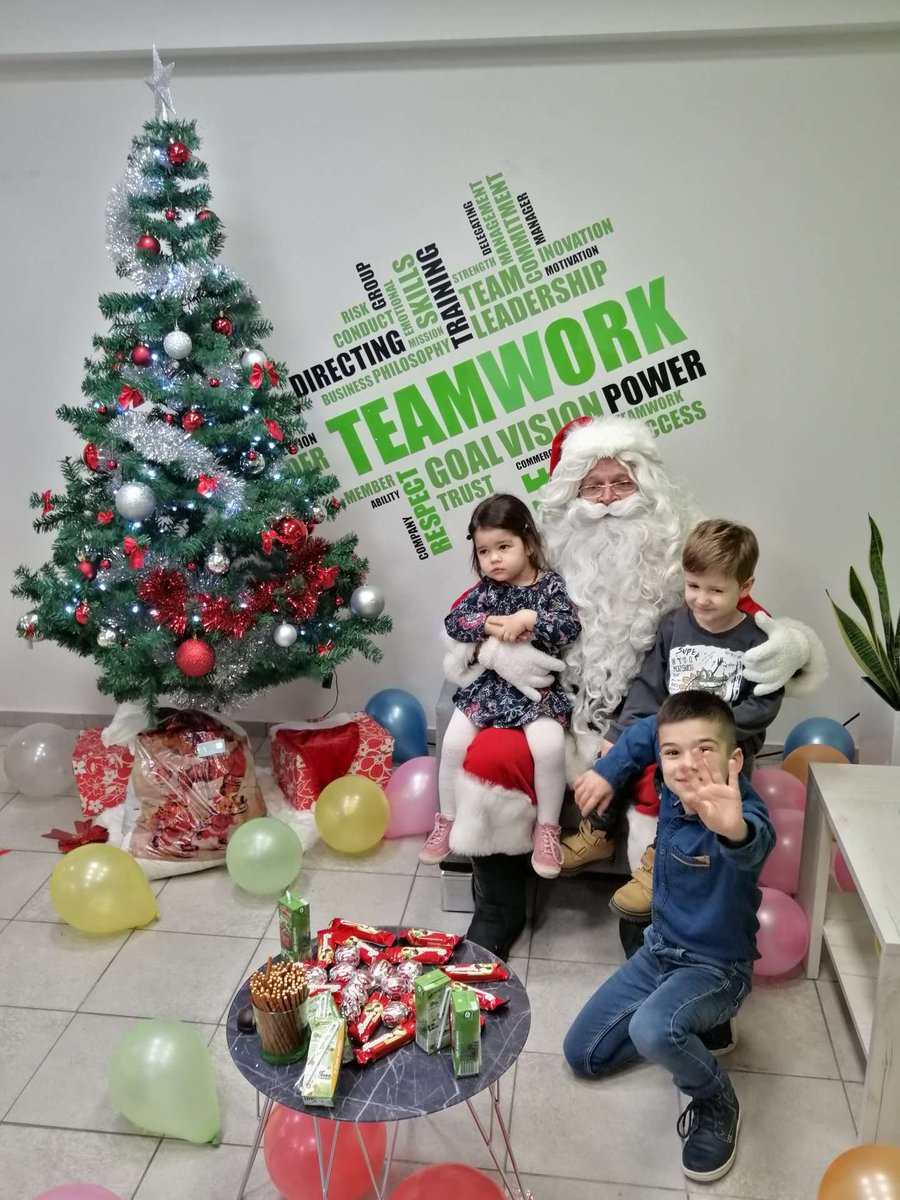 QuantoxCom's tweet photo. Praznicima se najiskrenije raduju najmlađi, zato je zadovoljstvo biti deo te sreće. 😄⭐️
U 2020. vam želimo pregršt ovakvih osmeha i da vas obuzme praznična čarolija. 🎄🎅
#QuantoxTech #SrećnaNovaGodina #Dodelapaketića #Decijiosmeh #Praznici #DedaMraz #QuantoxCulture #Quantox https://t.co/ViYTBTttKZ
