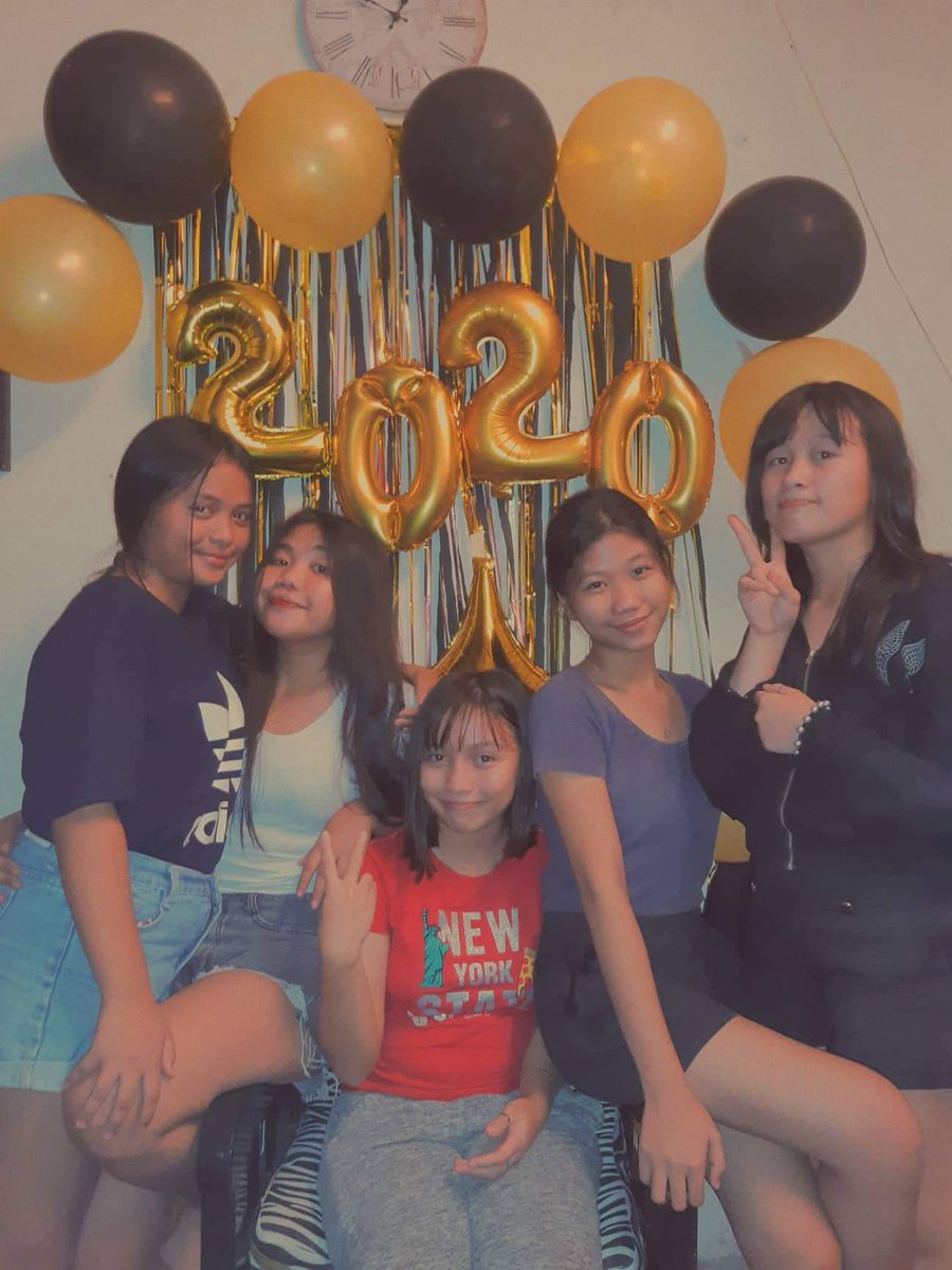 naaacszx's tweet photo. Childhood bestfriends💛🖤 https://t.co/UhErgixS1U