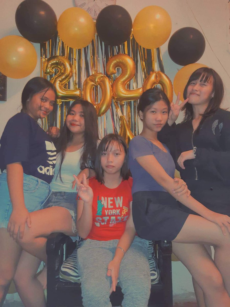 naaacszx's tweet photo. Childhood bestfriends💛🖤 https://t.co/UhErgixS1U