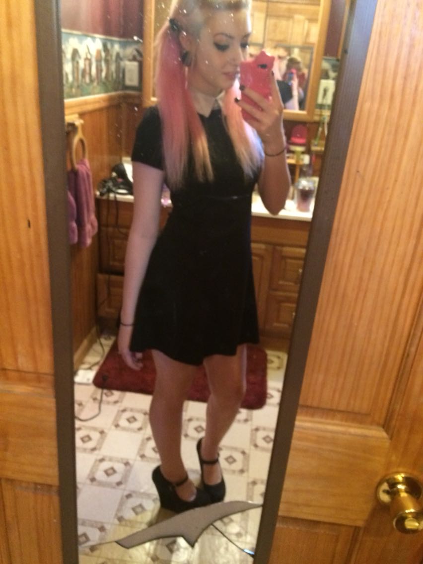 Camillenue's tweet photo. Je met cette tenue pour ce soir mes bébous ? 😈 https://t.co/TPWv7Q4R6d