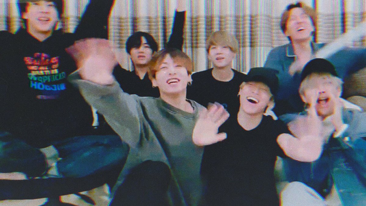 Группа бтс 2021. Bts радостные моменты. Бтс милые моменты. Бтс улыбаются вместе. Группа бтс милые.