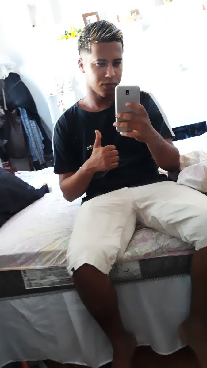 GraveYan's tweet photo. A vida é pra quem sabe viver procure aprender a arte.. Já vai tarde 2019 q 2020 seja só alegrias 🙏 https://t.co/bSSNwVxAxj