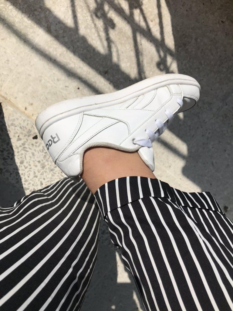 lisconesse's tweet photo. Descubrimiento de hoy: La magia de la pasta de dientes y las toallas húmedas para limpiar zapatos es incomparable, ni parece que mis tenis ya casi tienen dos años #basicbitchoutfit https://t.co/14eU9Y5h5W