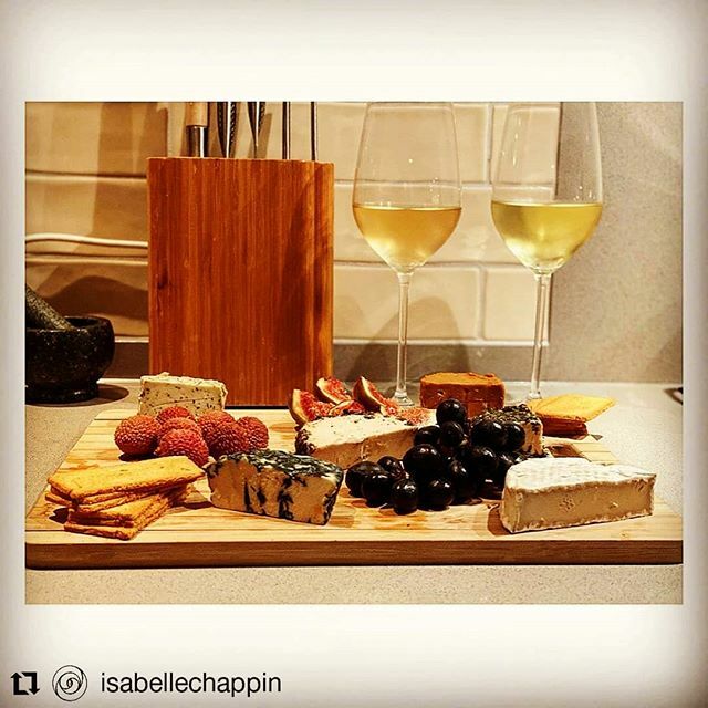 Veggiedeli's tweet photo. #Repost @isabellechappin
• • • • • •
Isa’s Vegan Kaasplank - want ook kerst voor dieren ❤️ @peek_en_pim &amp; @veggiedeli.nl (@happy_cheeze) https://t.co/ln1tLXJuzF https://t.co/CBXPA8wC6Y