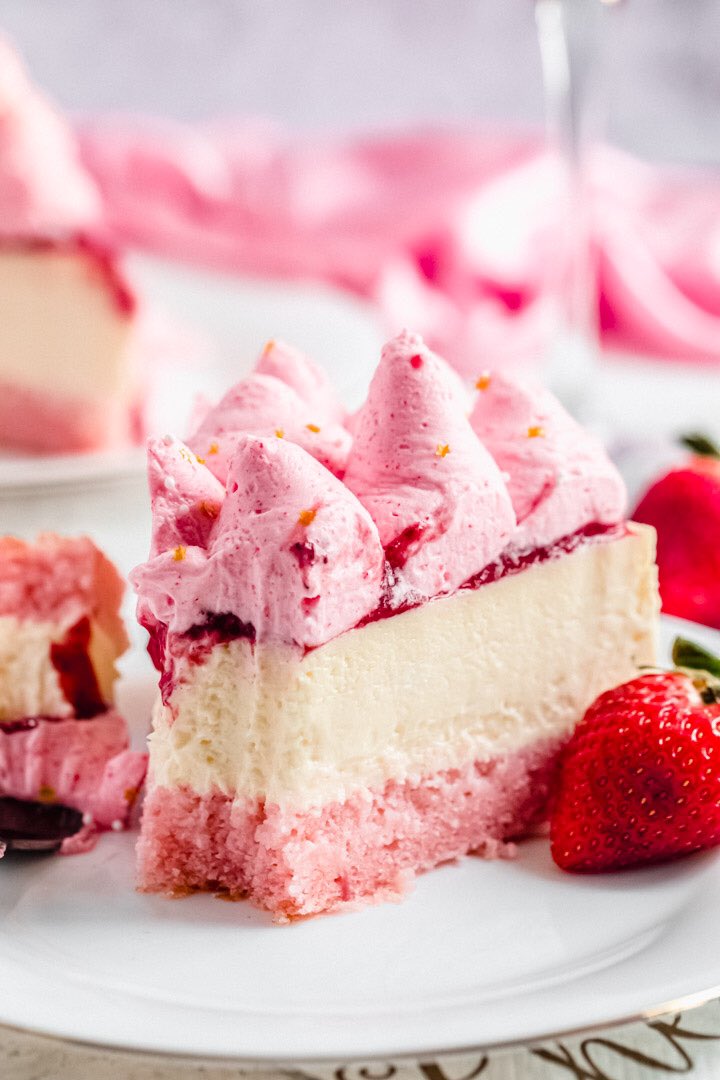 QueenAppetit's tweet image. 🍓🥂This Strawberry Champagne Cheesecake is the ultimate dessert to celebrate New Years Eve! 🍾 

•champagne cake bottom
•champagne cheesecake
•strawberry sauce
•strawberry champagne whipped creeam!

queensleeappetit.com/strawberry-cha…